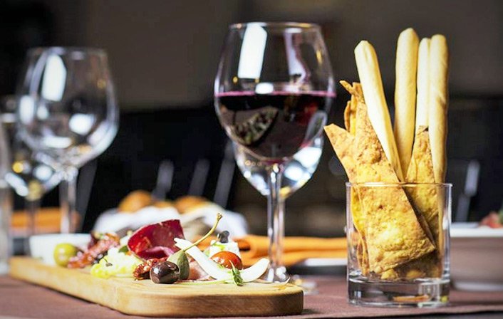 Aprire una Vineria: requisiti, costi, ricavi e iter